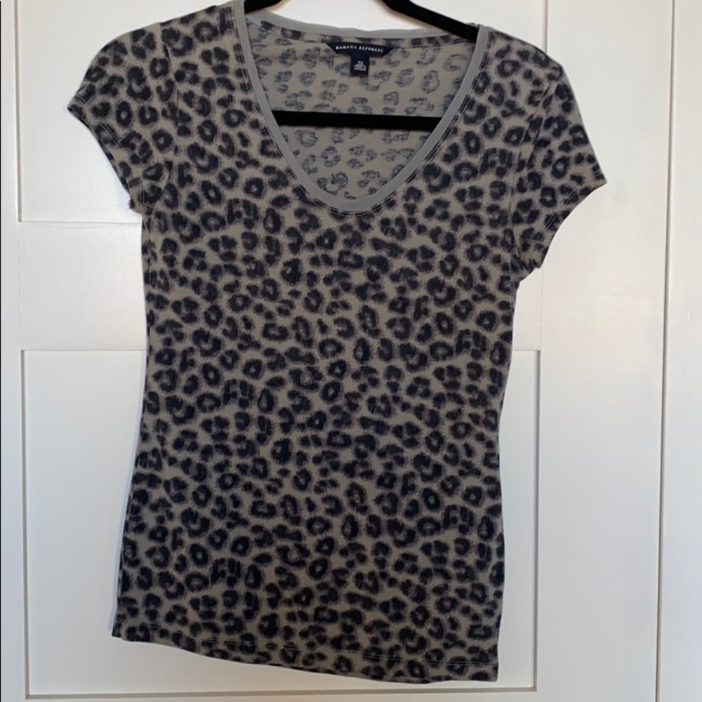 Banana Republic gray & black leopard tee